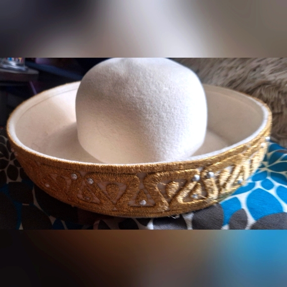 White women's hat - Picture 1 of 6